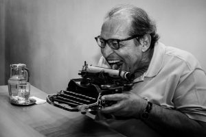 Ruy Castro com máquina de escrever